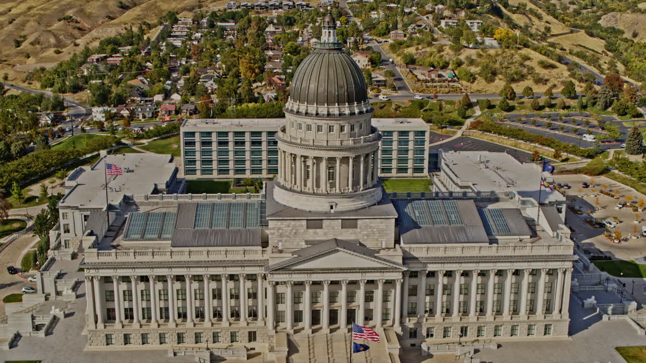 salt lake city utah aerial v4 espectacular retiro disparado lejos del edificio del capitolio estatal de importancia histórica, capturando casas residenciales en la ladera de la colina - filmado con la cámara inspire 2, x7 - octubre 2021