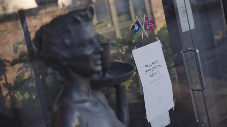 Ristorante chiuso nel quartiere dello shopping e della ristorazione di lusso di Oslo, Aker Brygge, durante la pandemia di COVID-19. Il cartello dice: Siamo spiacenti, siamo temporaneamente chiusi