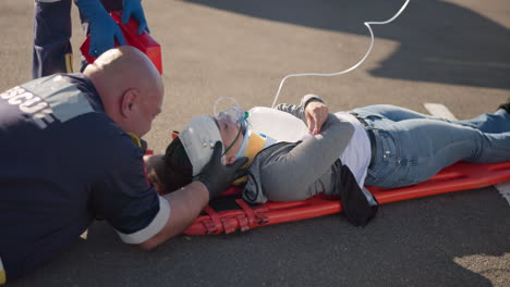 Hands,-emergency-oxygen-and-a-paramedic-group