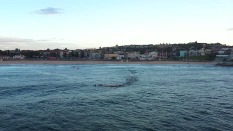 Los-Kayakistas-De-Esquí-Oceánico-Reman-En-La-Bahía-De-Bondi-Durante-La-Madrugada,-Sydney,-Australia