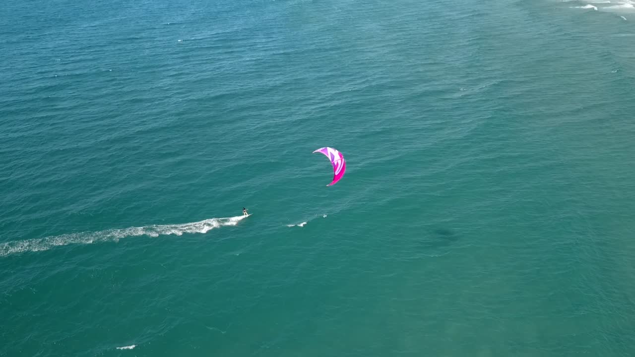 kite surfer filmado con un avión no tripulado