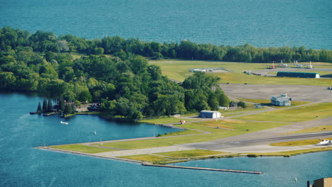 El-Avión-Aterriza-En-El-Aeropuerto-De-Una-Pequeña-Isla