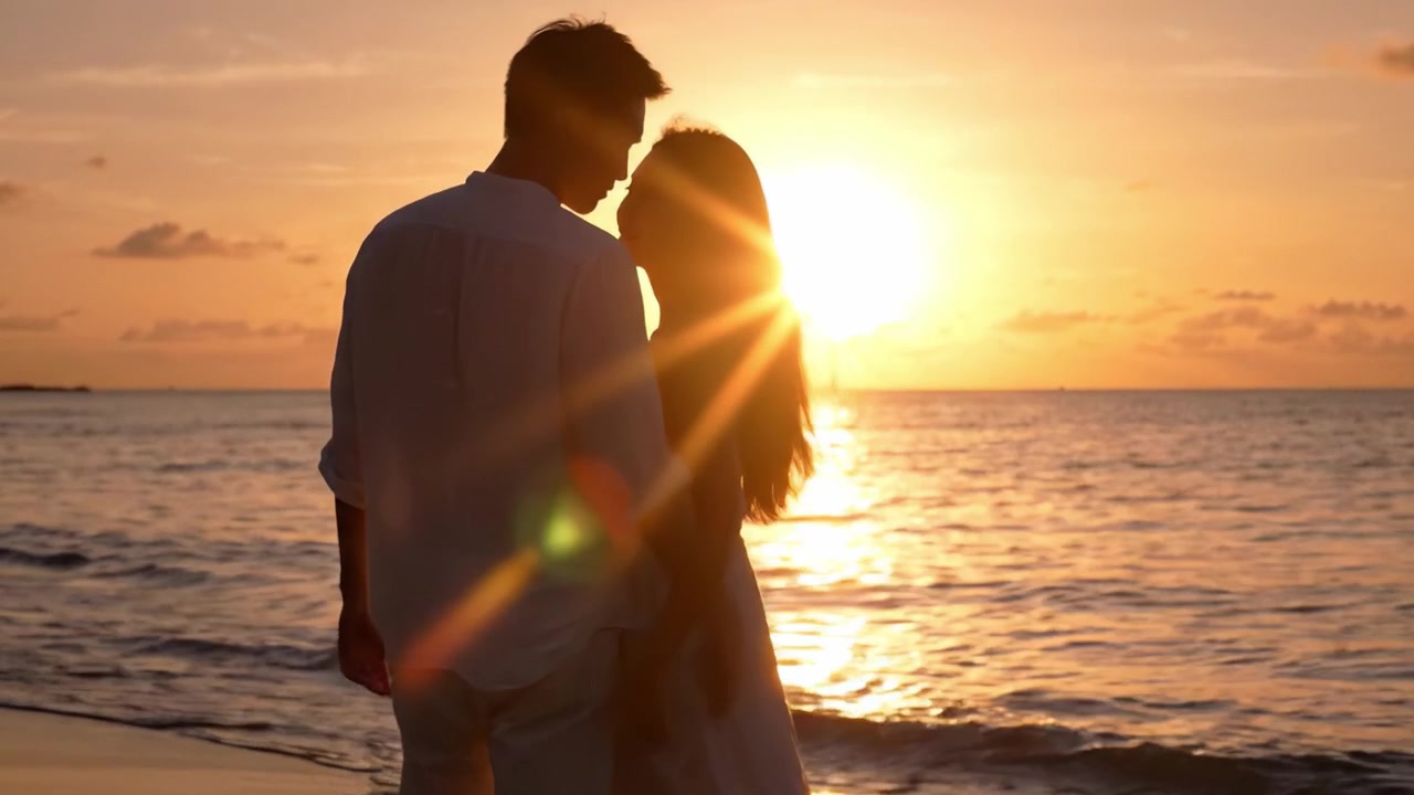 Um Pôr do Sol Romântico: Um Casal se Abraça na Praia ao Entardecer, Capturando a Essência do Amor e da Conexão Enquanto Estão de Mãos Dadas Contra um Horizonte Inspirador