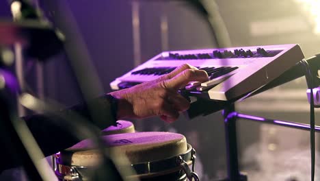 Imágenes-De-Manos-Femeninas-Tocando-El-Piano-Sintetizador