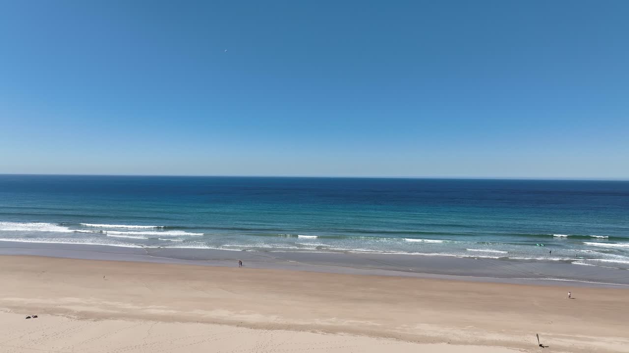 포르투갈 코스타 다 카파리카의 해변에서 드론 높이 상승