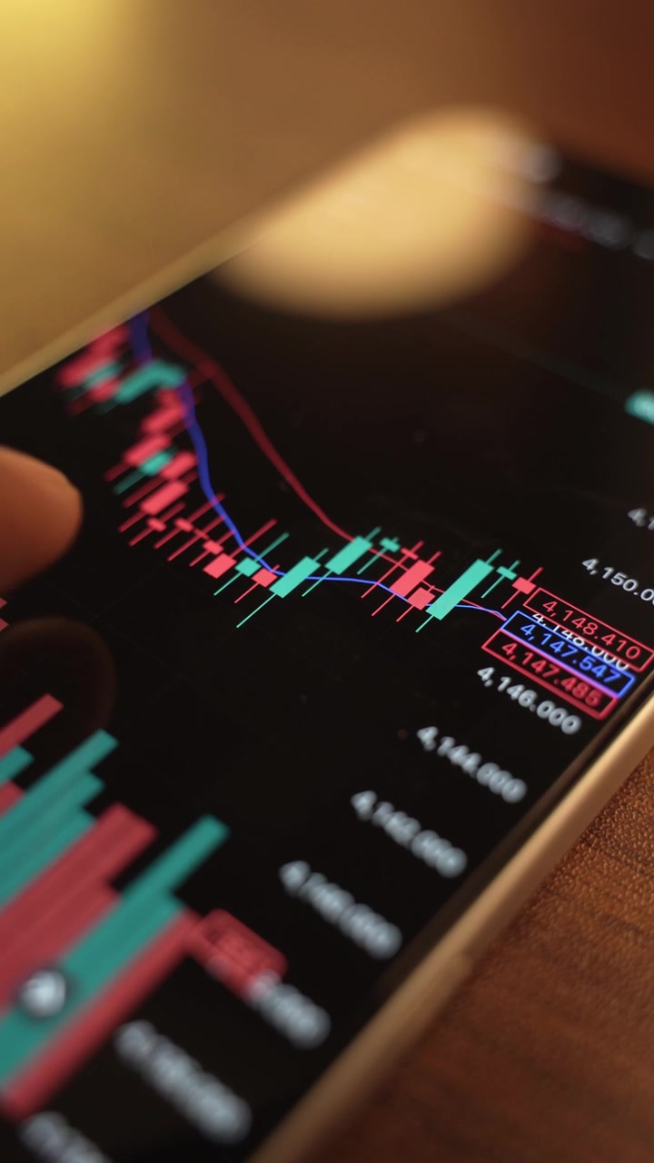 Trader che analizza i grafici del mercato azionario sullo smartphone tramite un'app di intermediazione
