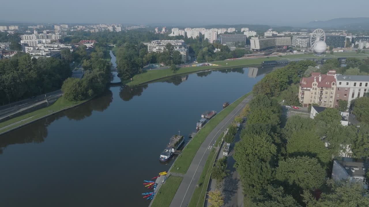 tomada aérea de un dron del río vistula de cracovia, polonia, al amanecer