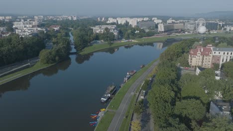 Toma-Aérea-De-Drones-Del-Río-Vístula-De-Cracovia,-Polonia-Al-Amanecer.