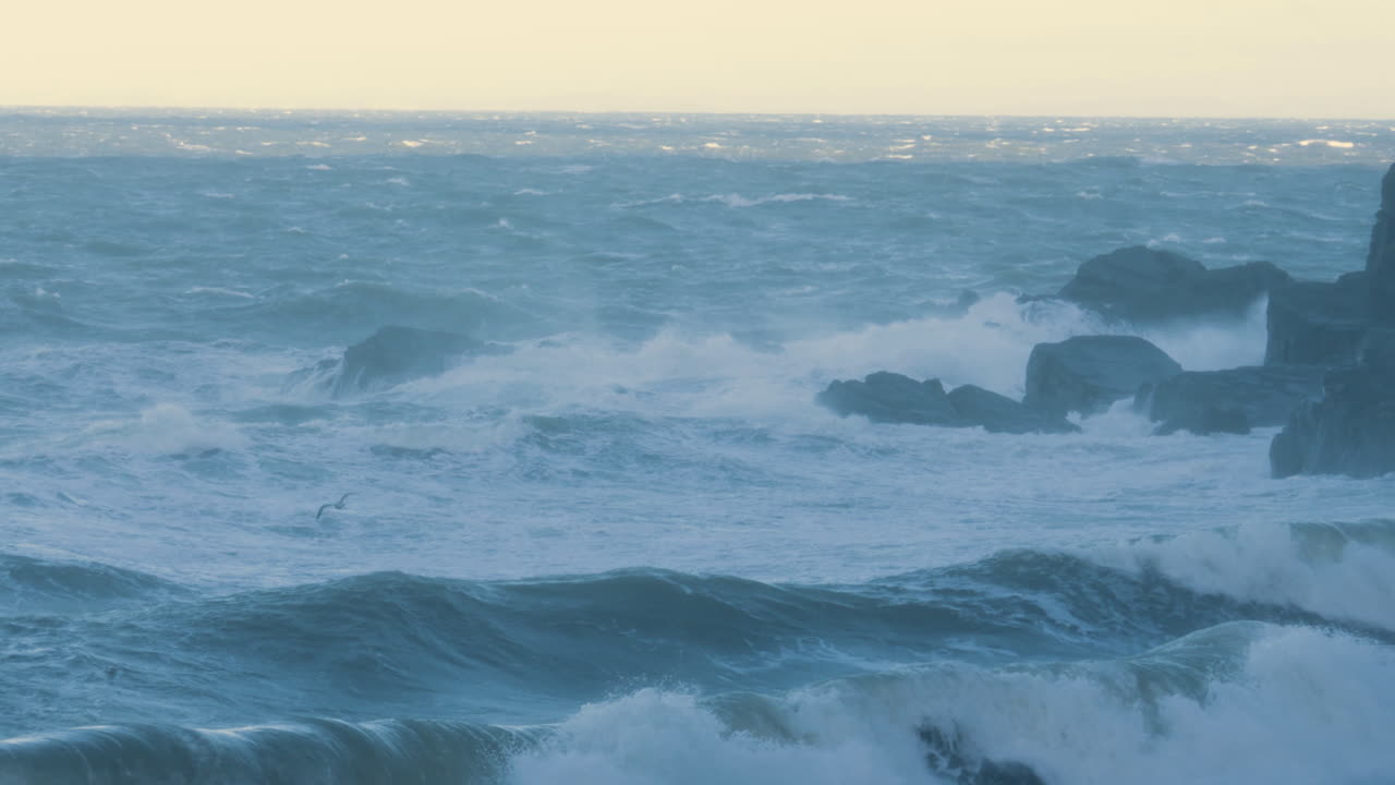 폭풍 daragh 동안 해변에 굴러있는 거친 강한 바다 파도가 초 느린 동작으로 바위에 부히며 바다 스프레이를 만들어내는 강력한 격동적인 파도가 극심한 날씨 4k와 함께 영국 만에 있습니다.