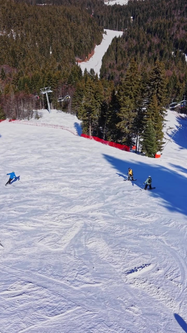 Sciatori scendono pendii innevati nei Carpazi, Bulgaria, in inverno