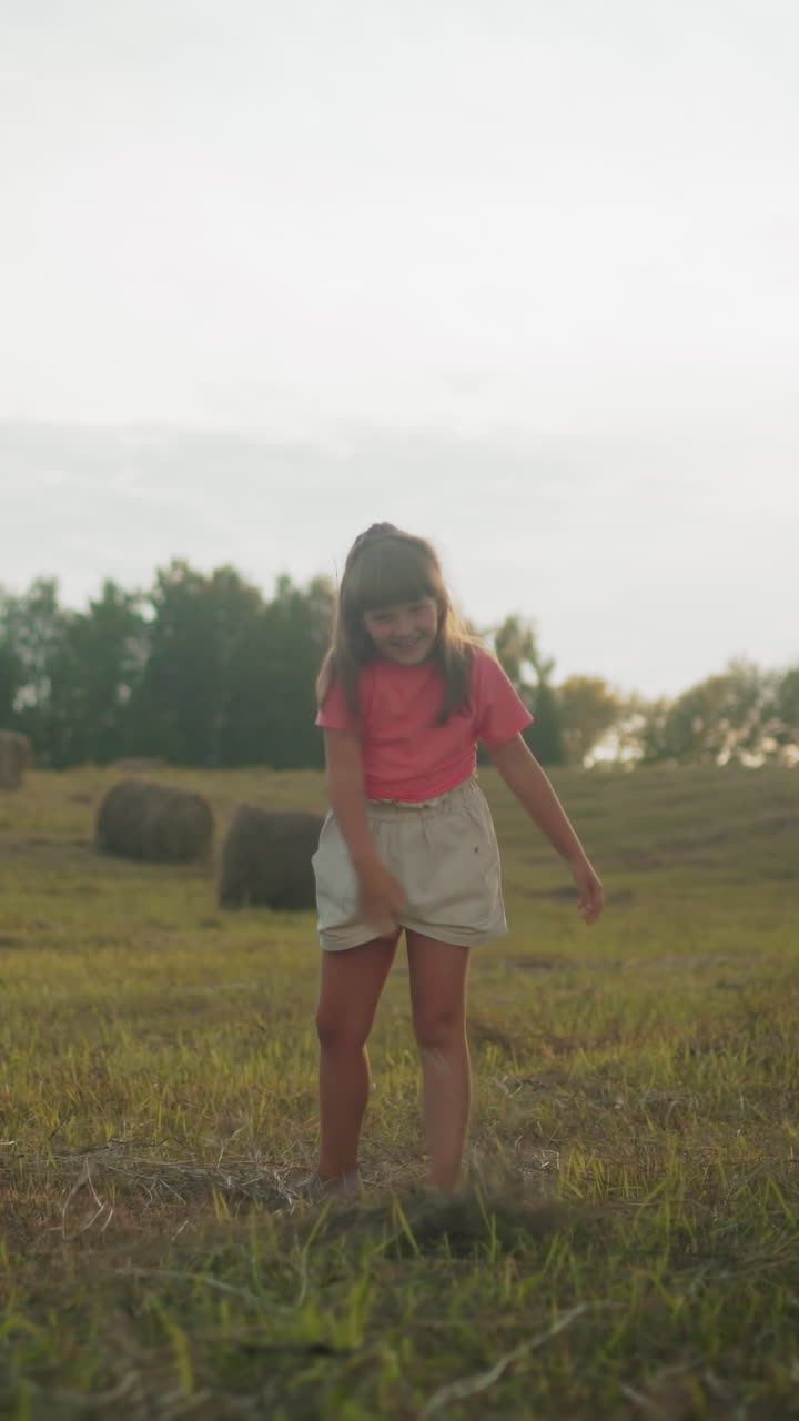 hermanos emocionados lanzan alegremente heno en el campo abierto del campo al anochecer, la risa llena el aire mientras juegan libremente, rodeados de naturaleza, la luz del sol dorada arroja un brillo cálido