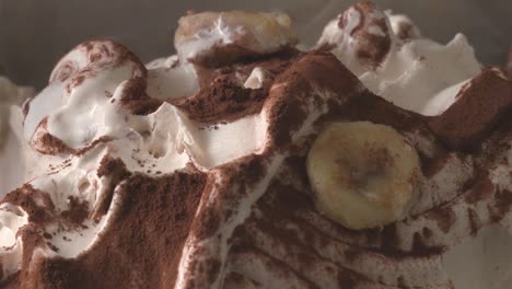 comer helado sabroso con la ayuda de una cuchara de plástico