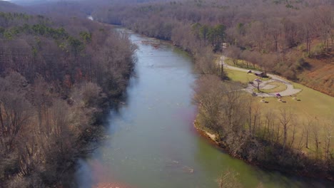 zumbando hacia un pequeño parque debajo de la represa buford en georgia