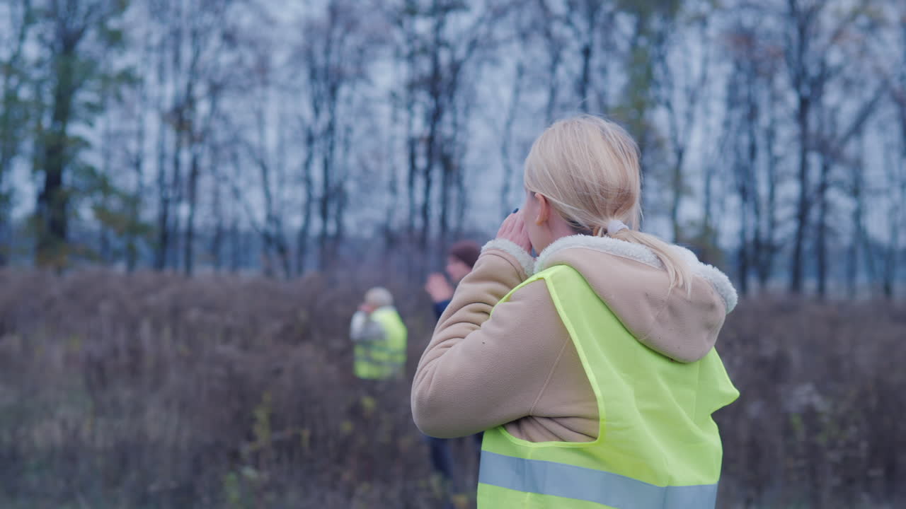 группа добровольцев ищет пропавшего в лесу ребенка, они находятся на линии его зовут i