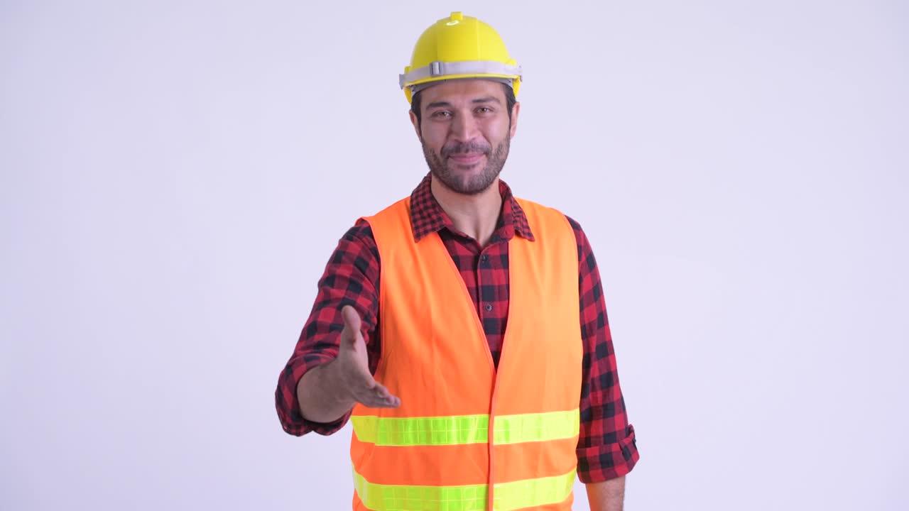 feliz hombre persa barbudo y guapo trabajador de la construcción