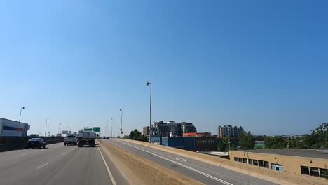 Punto-De-Vista-Del-Coche:-Escena-De-La-Carretera-Con-El-Paisaje-Urbano-Y-El-Tráfico-De-Montreal