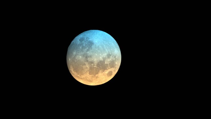 Close-up da Lua Super Cheia se Pondo, Brilhando no Céu Durante o Pôr da Lua