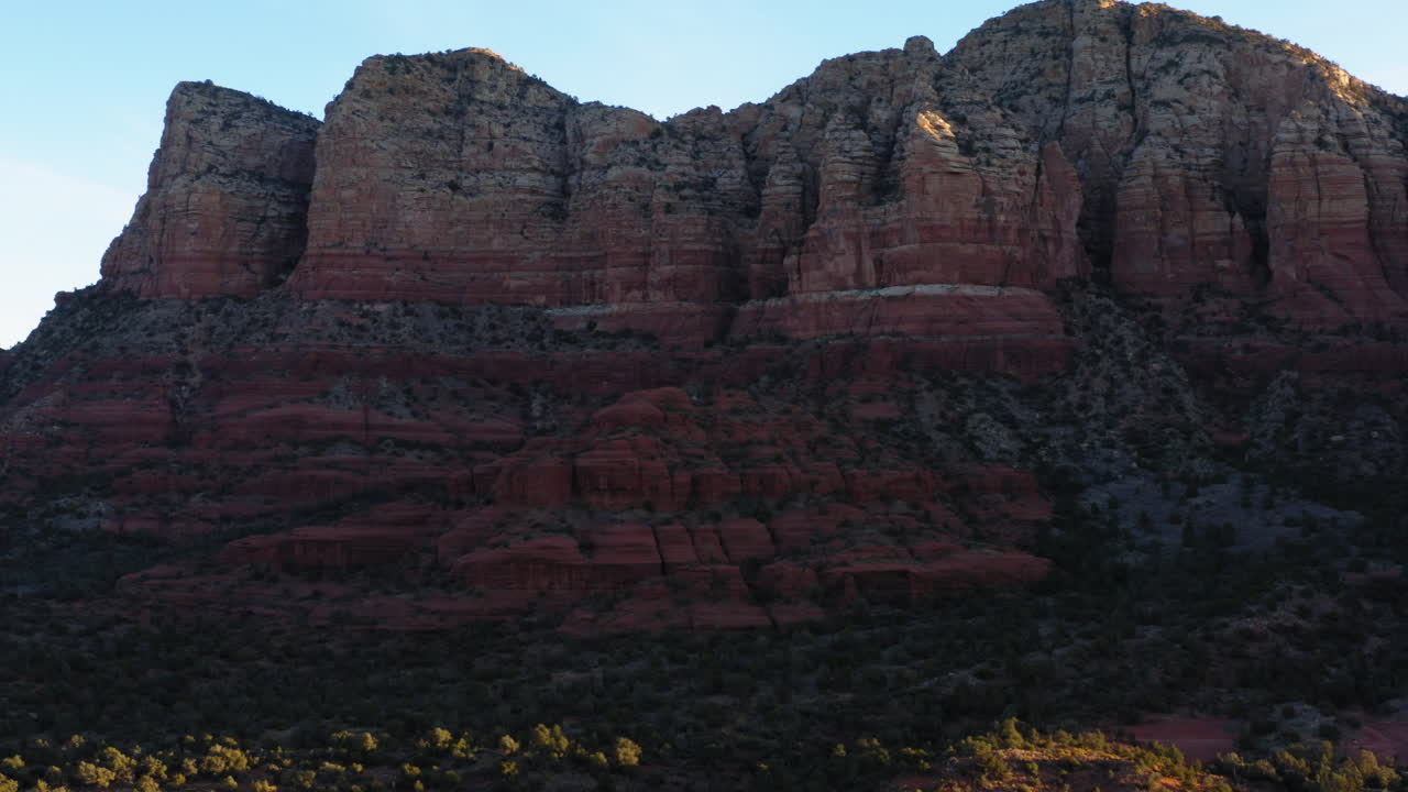 valle de montaña con tierras forestales en sedona, arizona - disparo aéreo de drones
