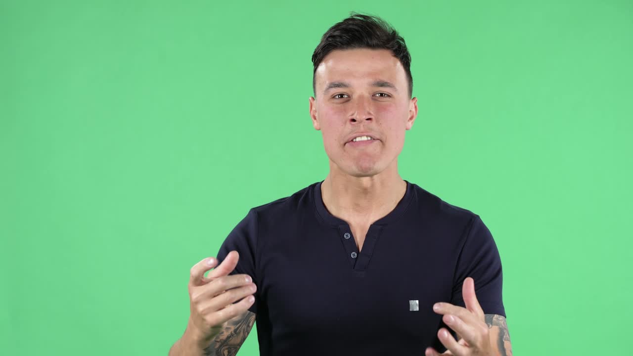 잘생긴 젊은 남자의 초상화는 흥분으로 카메라를 보고, 그의 승리를 축하합니다.