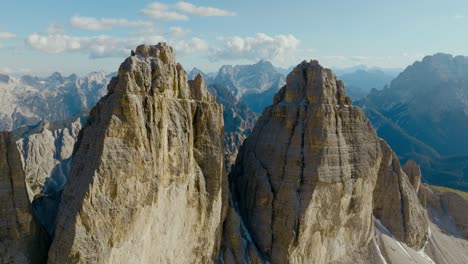 Toma-Aérea-De-Drones-Del-Tre-Cime-Di-Lavaredo-En-Los-Alpes-Dolomitas-En-Italia,-4k