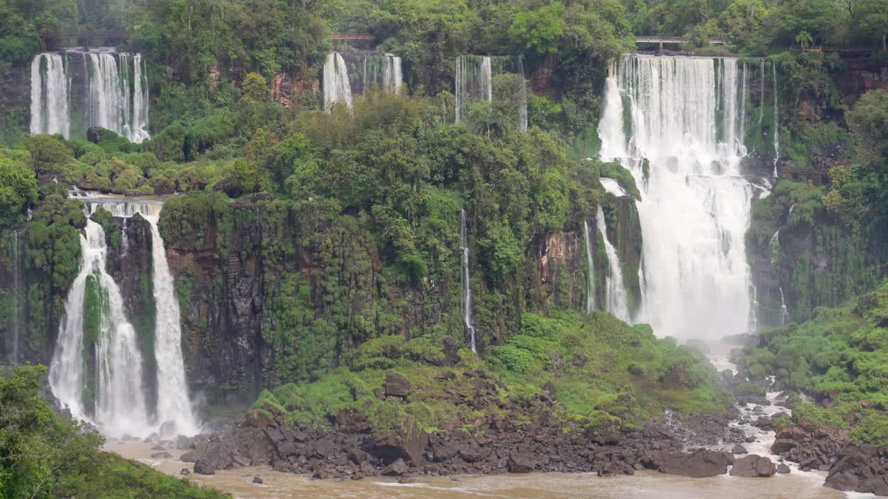 vista desde brasil de las cataratas del iguazu en argentina 11