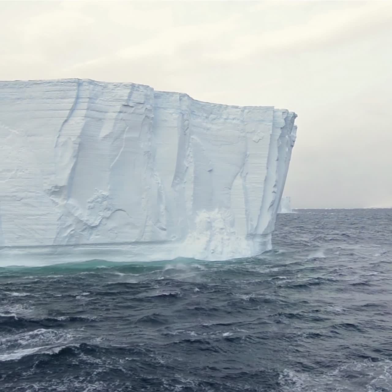 남극대륙의 빙산골목""에서 표 모양의 빙산면의 움직임""