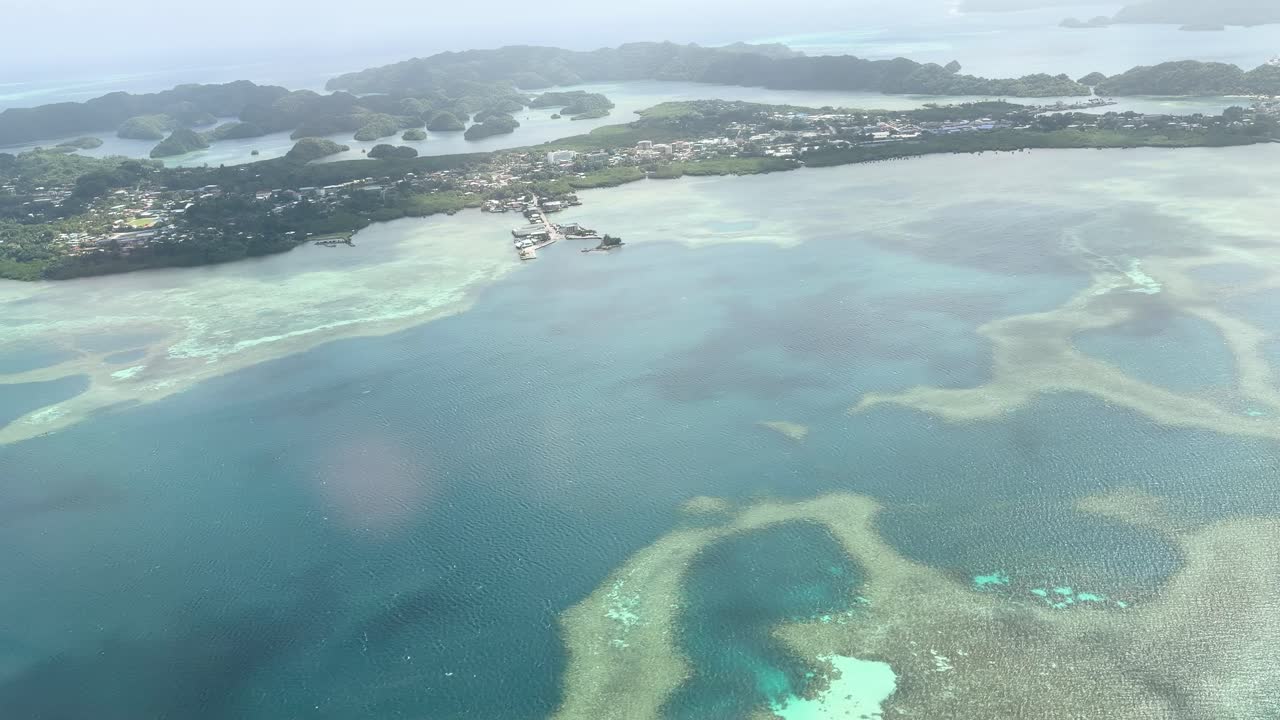 Ripresa aerea con drone ad alta quota sopra acque turchesi e isole calcaree sotto la luce del giorno