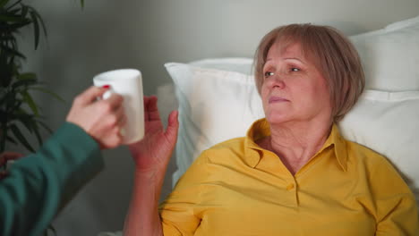 mujer anciana preocupada acostada en la cama en el hospital sintiéndose enferma