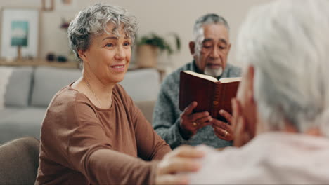 Personas,-Apoyo-O-Anciana-Hablando-En-La-Biblia.