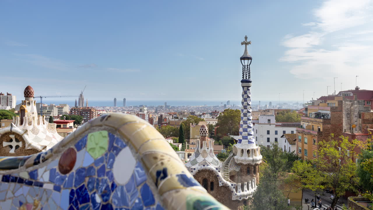 el lapso de tiempo del horizonte de barcelona tomado desde el parc guell.