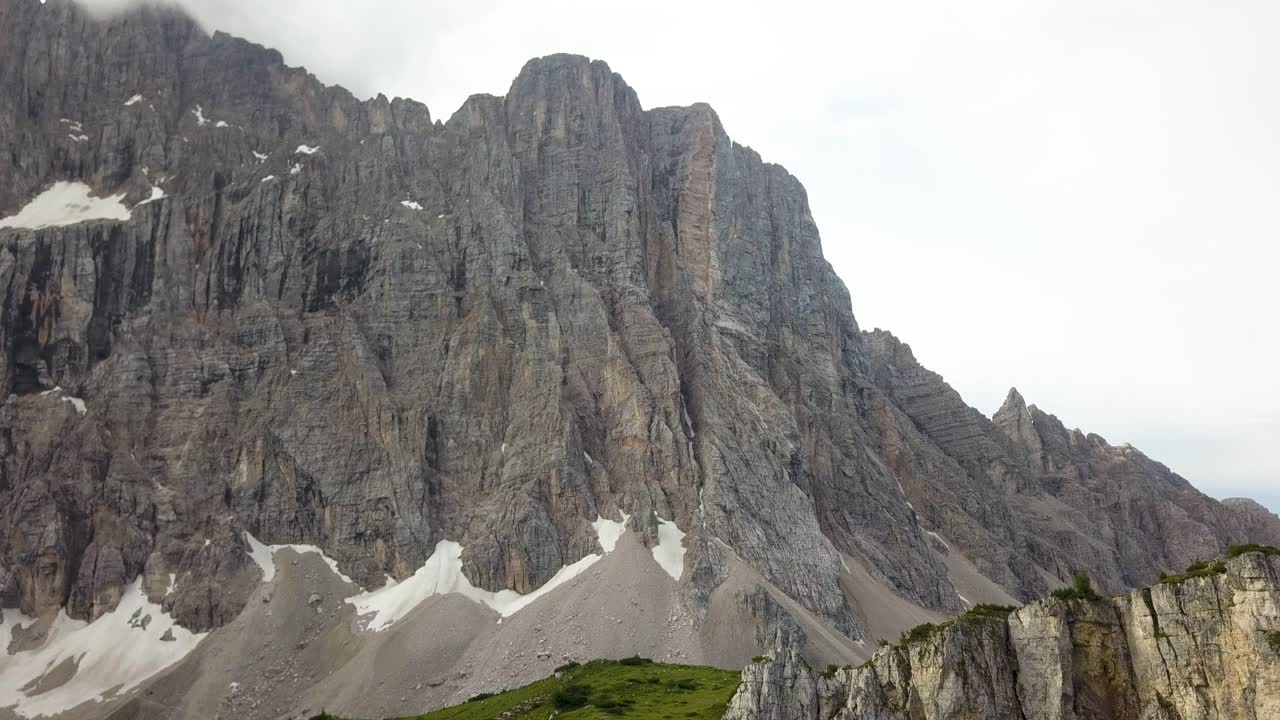 cordillera masiva cuando la nieve se ha derretido, en los alpes italianos, alleghe