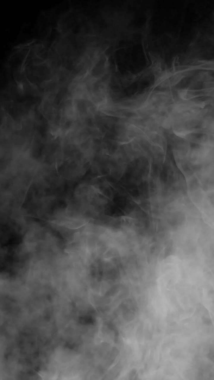 Sovrapposizione verticale di fumo vorticoso con movimento turbolento. Ideale per sfondi dinamici ed effetti atmosferici nei video sui social media.