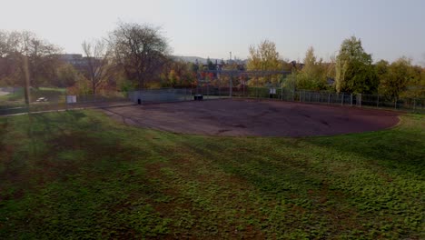 Drohne-Fliegt-An-Einem-Sonnigen-Morgen-über-Ein-Baseballfeld