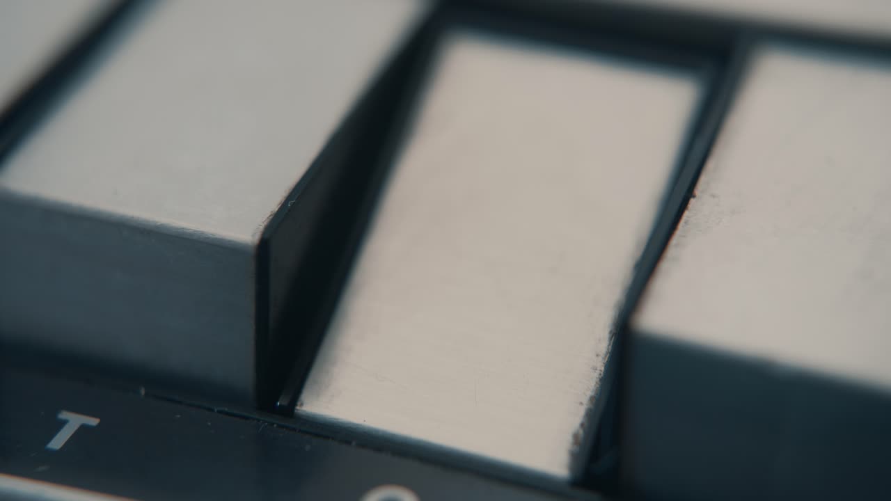 Close-up Jari Menekan Tombol pada Keyboard