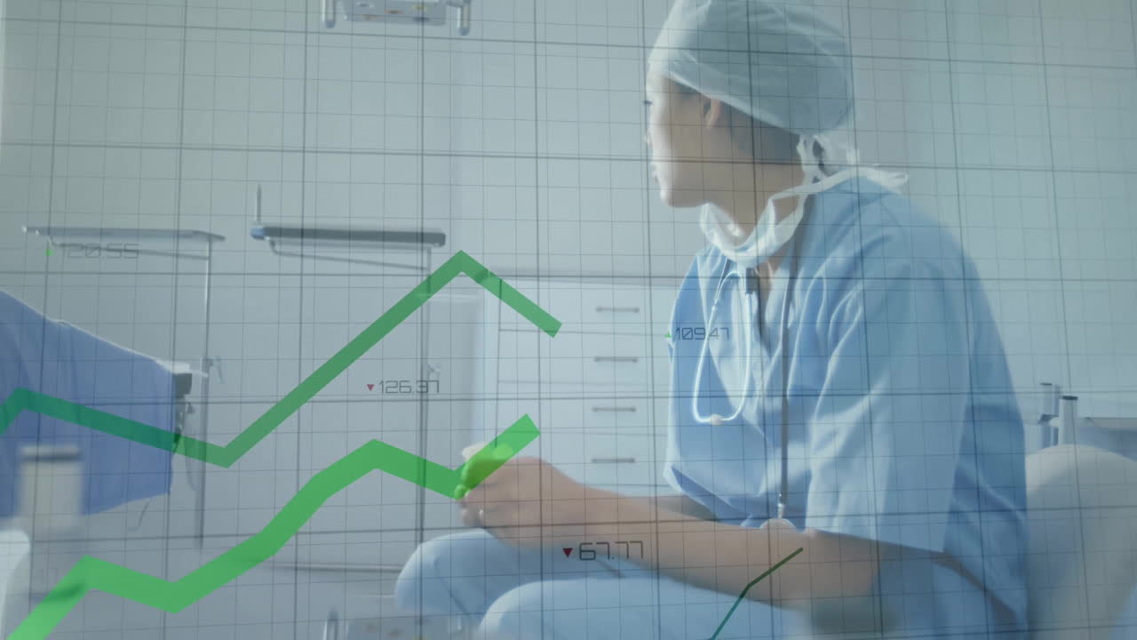 animación de procesamiento de datos y diagramas sobre la mujer médica caucásica desesperada