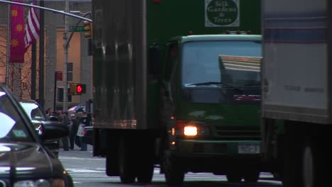 Eine-überfüllte-Straßenszene-In-New-York-Umfasst-Fußgänger-Mit-Starkem-Verkehr,-Zeittemperatur-Und-Nachrichtenzelt