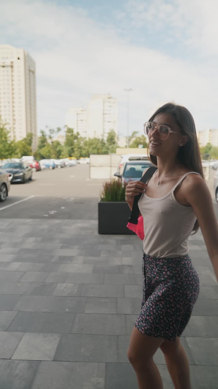 mujer caminando en el estacionamiento de la ciudad
