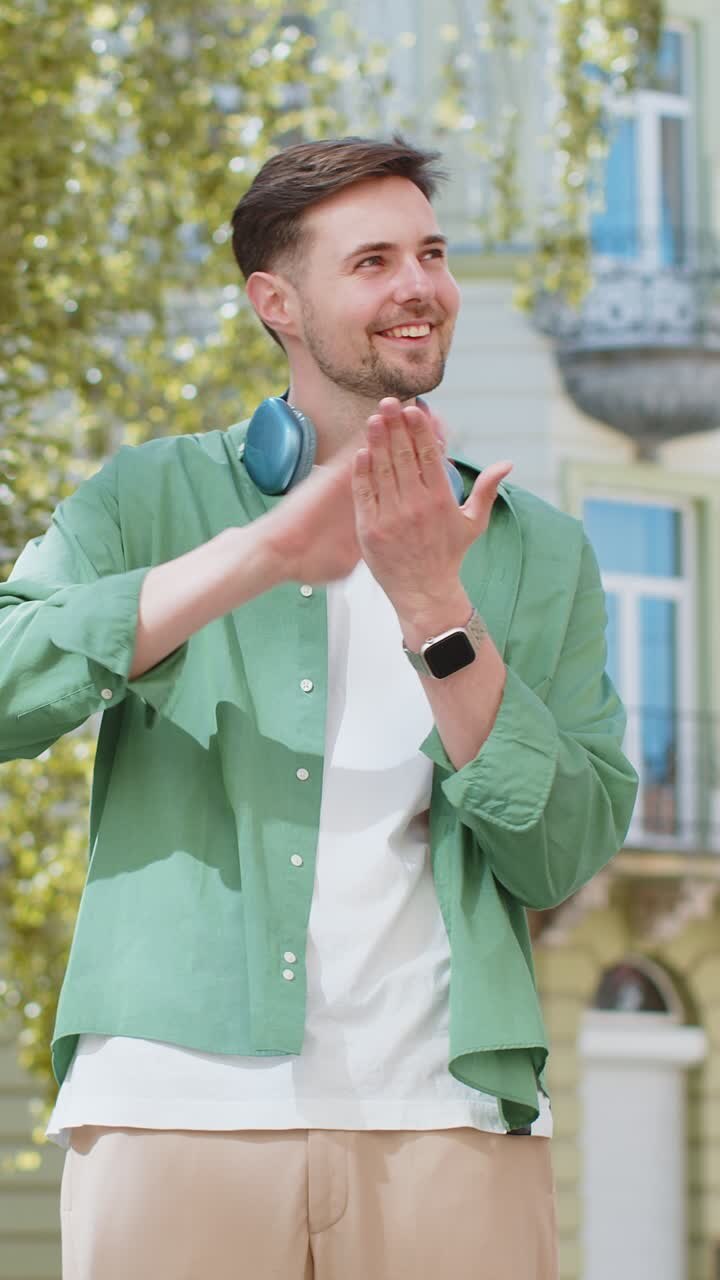 Uomo felice e ricco che mostra spreco lanciando soldi in giro gesto di mano grande profitto vincere alla lotteria