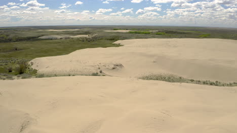 Paisaje-De-Grandes-Colinas-De-Arena-En-Un-Hermoso-Día-En-El-Suroeste-De-Saskatchewan,-Canadá