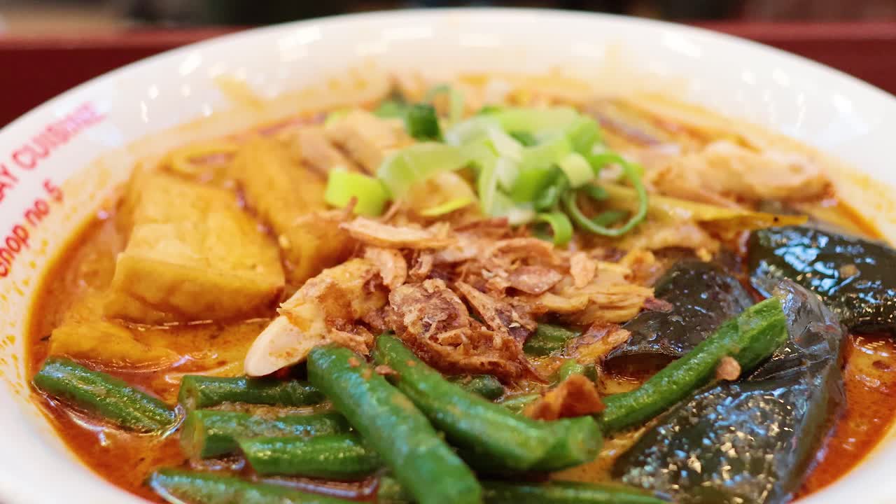 채소 와 토핑 을 은 누들 요리