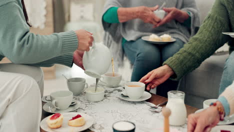 manos, fiesta de té y amigos mayores en la vida