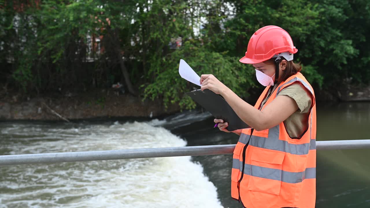 ingenieros ambientales trabajan en plantas de tratamiento de aguas residuales