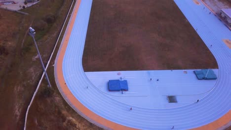 Campo-De-Atletismo-Con-Gente-Corriendo