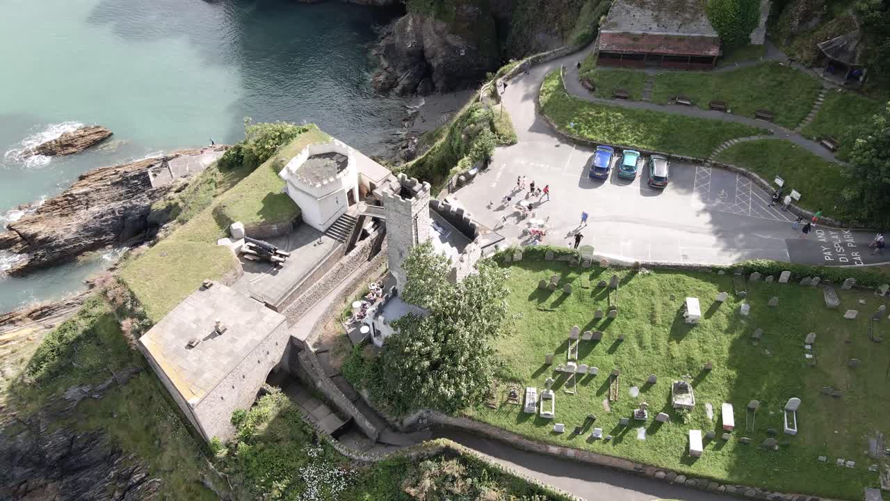 turistas que visitan el castillo de dartmouth en devon, reino unido