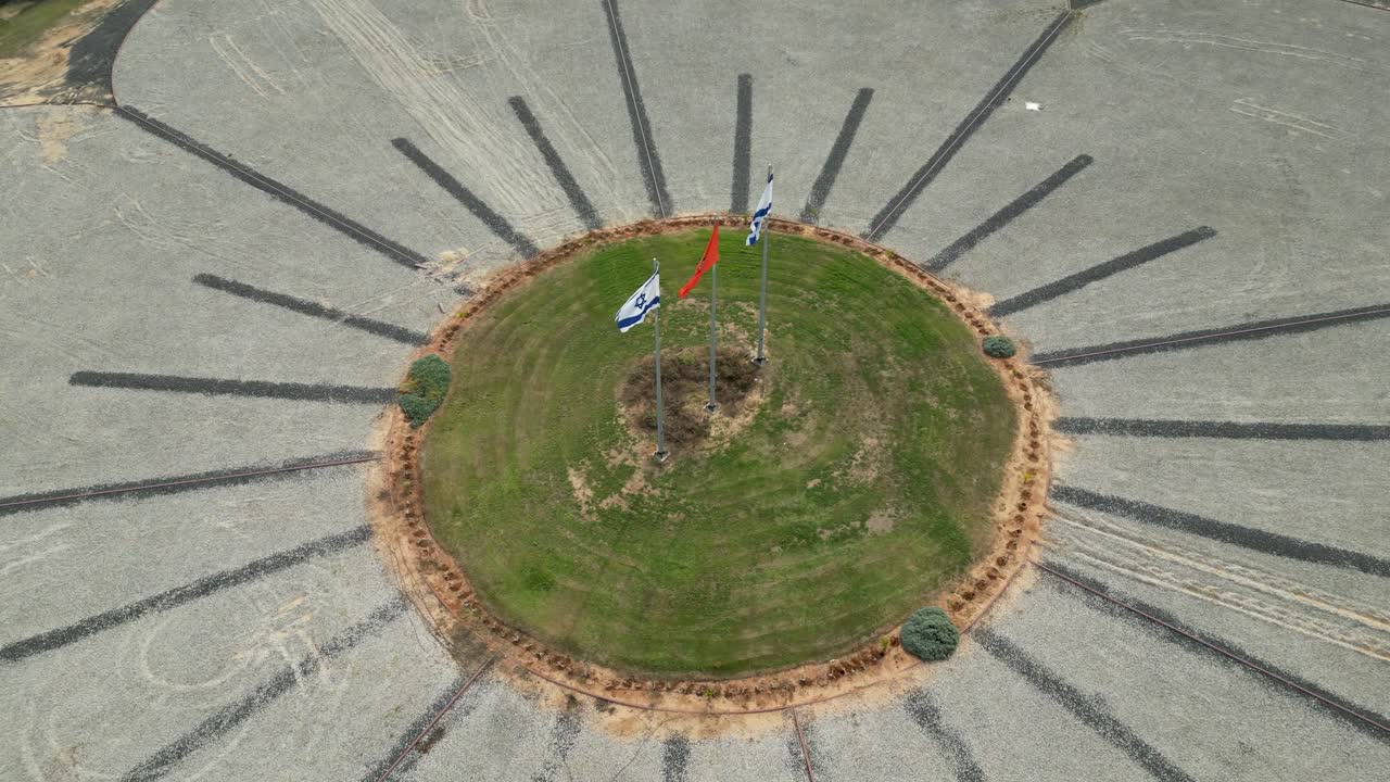 4k 고해상도 공중 드론 비디오 보기 - 이스라엘 국기와 꽃 고속도로 인터체인지 - 리손 레지온 - 이스라엘