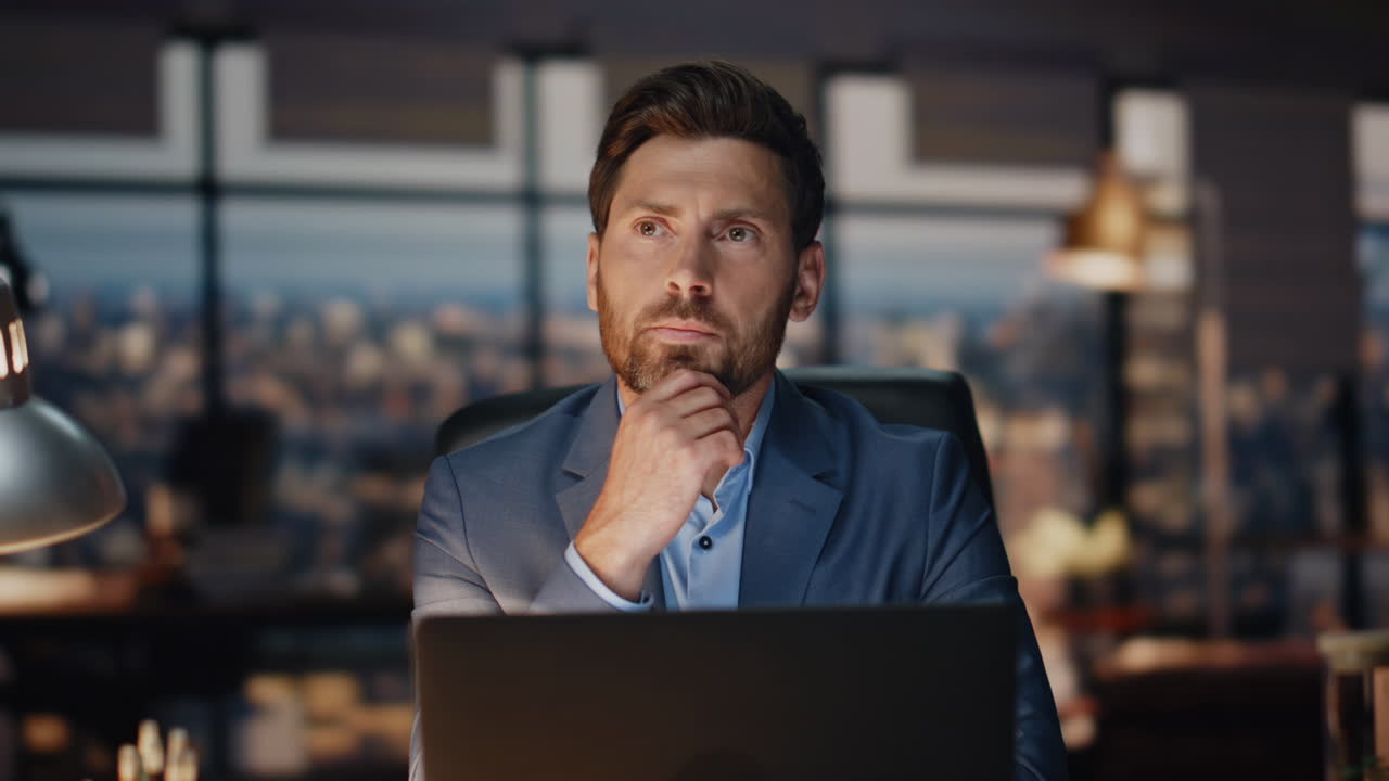 empresario exitoso trabajando de noche en la oficina de cerca. hombre generando ideas