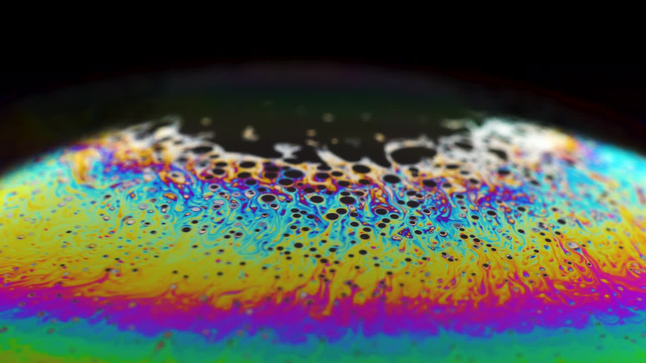 planeta abstracto psicodélico de una burbuja de jabón, refracción de la luz en una burbuje de jabón. macro de primer plano en la burbuja del jabón. colores del arco iris en un fondo negro. modelo de espacio o planetas universo galaxia cósmica.