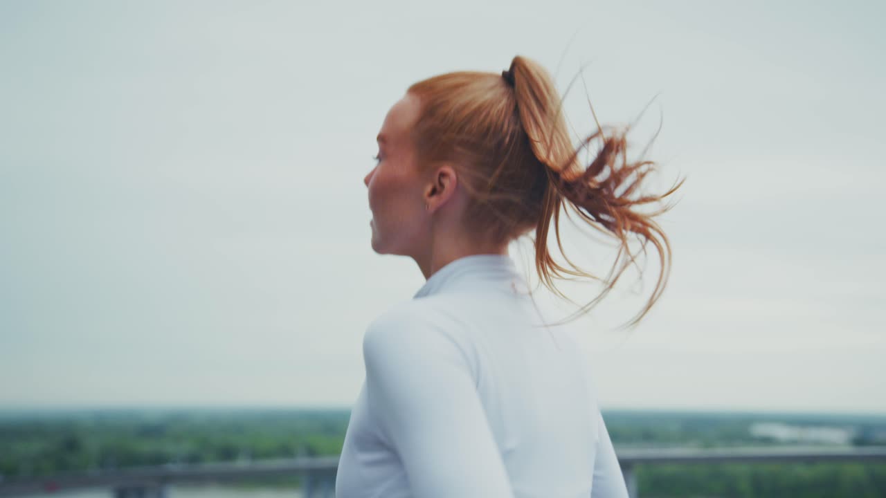 야외에서 달리는 여자