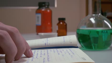 científico que trabaja en un laboratorio