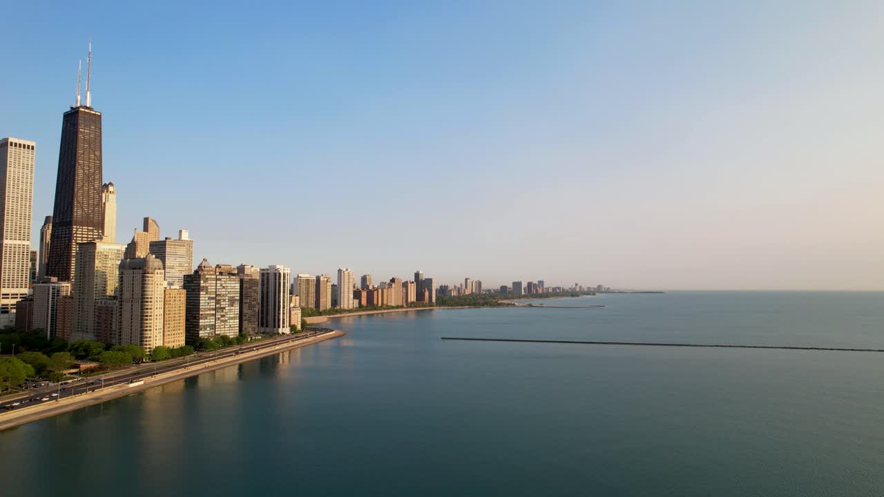 drone del horizonte de chicago sobre el lago michigan por la mañana